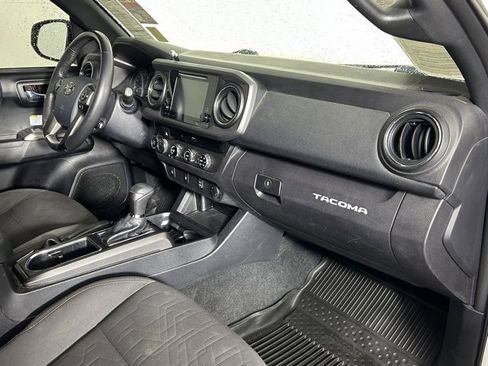 Used 2017 Toyota Tacoma TRD Off-Road w/ Tow Package (A/T) image 7