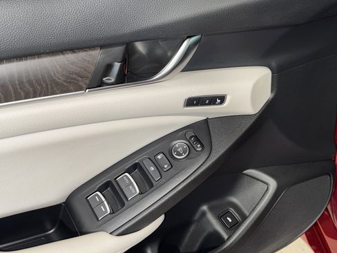 Used 2019 Honda Accord Touring image 17