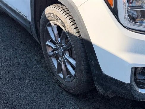 Used 2022 GMC Terrain SLT image 23