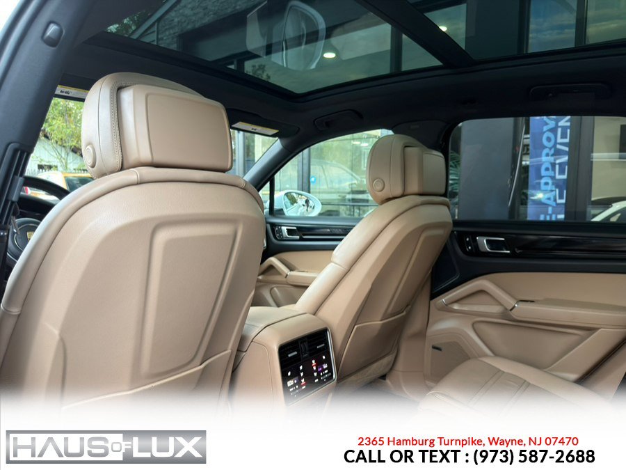 Used 2023 Porsche Cayenne w/ Assistance Package AWD/4WD image 10