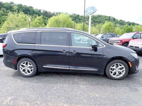 Used 2018 Chrysler Pacifica Touring-L Plus w/ Tire & Wheel Group FWD image 7