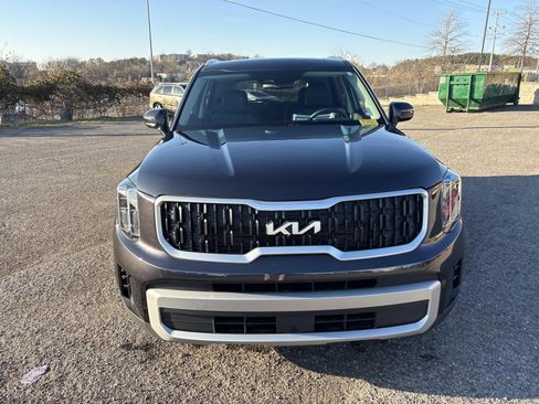 Used 2025 Kia Telluride EX w/ EX Captain's Chair Package image 2