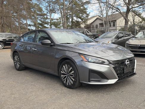 Used 2024 Nissan Altima 2.5 SV image 7