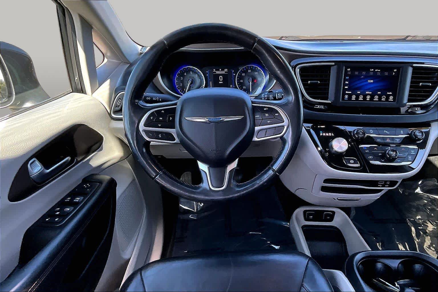 Used 2018 Chrysler Pacifica Touring-L FWD image 5