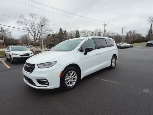 Used 2024 Chrysler Pacifica Touring-L FWD image 4