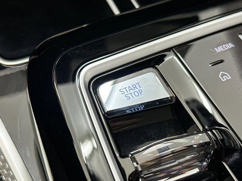 Used 2023 BMW i7 xDrive60 w/ Executive Package 2 AWD/4WD image 32