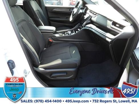 Used 2025 Jeep Grand Cherokee Laredo X AWD/4WD image 10