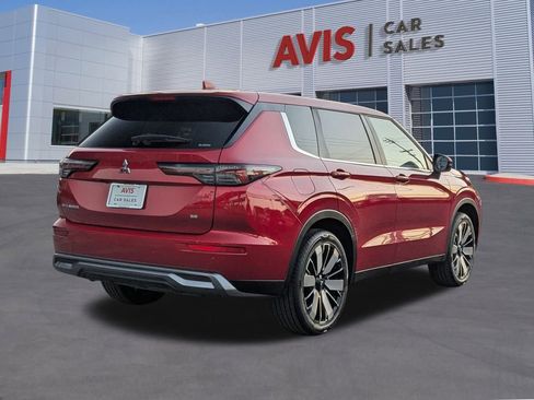 Used 2025 Mitsubishi Outlander SE image 6