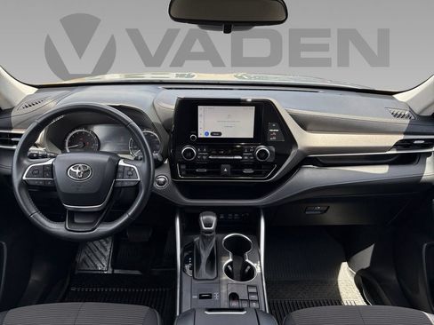 Used 2023 Toyota Highlander LE FWD image 2
