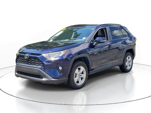 Used 2019 Toyota RAV4 XLE w/ Convenience Package FWD image 3