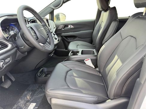 New 2026 Chrysler Pacifica Select image 9