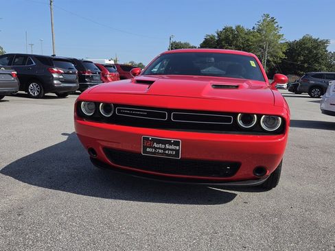 Used 2022 Dodge Challenger SXT RWD image 2