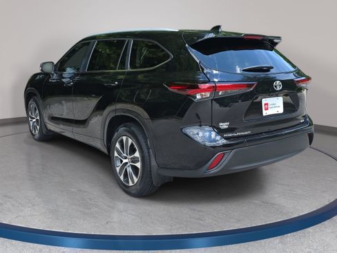 Used 2024 Toyota Highlander XLE FWD image 7