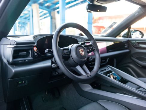 Used 2025 Porsche Macan Electric RWD image 4