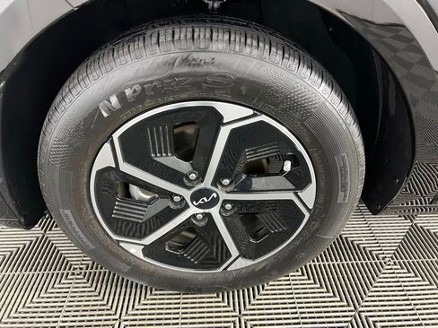 Used 2023 Kia Niro SX image 11