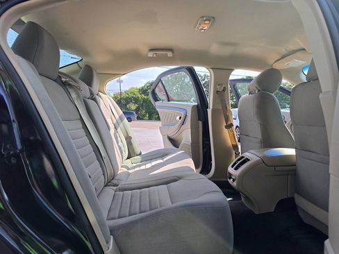 Used 2013 Ford Taurus SE FWD image 29