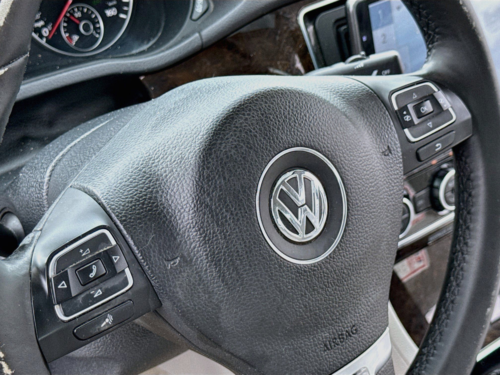 Used 2015 Volkswagen Passat TDI SEL Premium FWD image 12