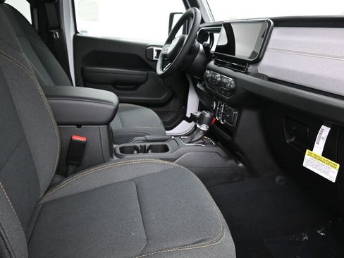 New 2025 Jeep Gladiator Sport image 17