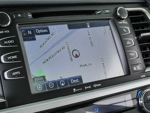 Used 2019 Toyota Highlander XLE FWD image 14