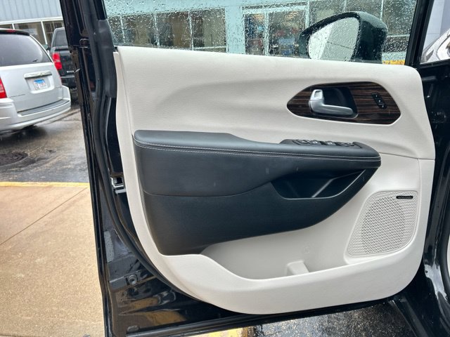 Used 2024 Chrysler Pacifica Limited w/ Uconnect Theater Family Group AWD/4WD image 25