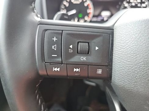 Used 2025 Nissan Rogue SV FWD image 31