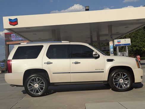 Used 2011 Cadillac Escalade Platinum AWD/4WD image 26
