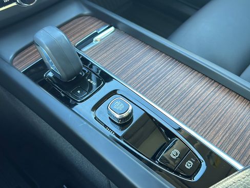 Used 2022 Volvo XC60 T8 Inscription Expression w/ Advanced Package image 33