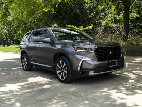 Used 2025 Honda Pilot Elite image 2