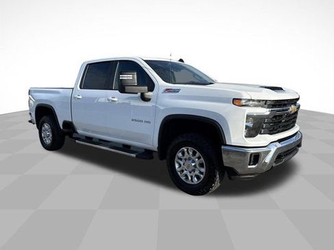 Used 2024 Chevrolet Silverado 2500 LT AWD/4WD image 3