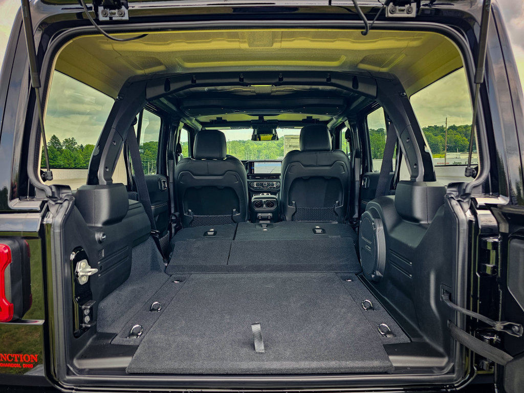 New 2026 Jeep Wrangler Unlimited Sahara AWD/4WD image 36