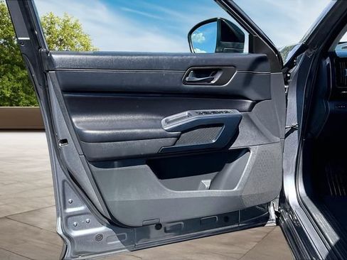 Used 2024 Nissan Pathfinder S FWD image 19