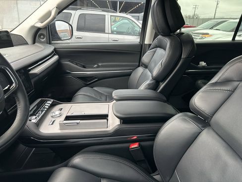 Used 2025 Lincoln Navigator L Reserve image 6