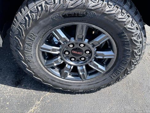 Used 2026 GMC Sierra 1500 AT4X w/ LPO, Black Badging Package AWD/4WD image 9
