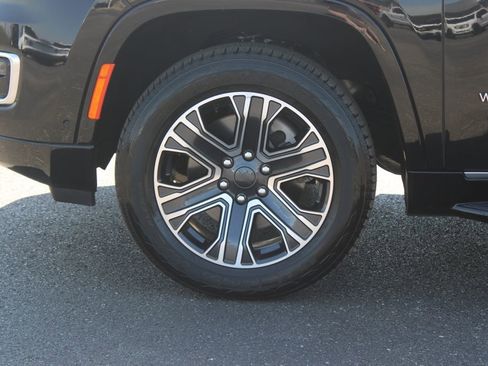 Used 2024 Jeep Wagoneer Series II w/ Flexible Seating Group RWD image 18