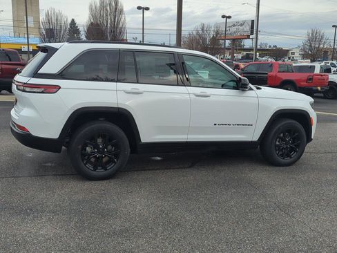 New 2026 Jeep Grand Cherokee Altitude AWD/4WD image 8