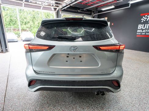 Used 2024 Toyota Highlander XSE AWD/4WD image 3
