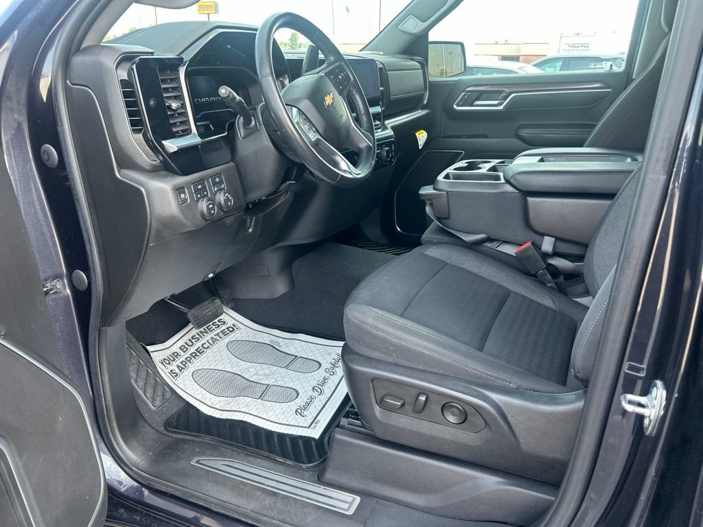 Used 2022 Chevrolet Silverado 1500 LT AWD/4WD image 9