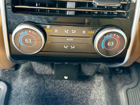 Used 2025 Land Rover Range Rover SE image 18