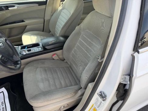 Used 2017 Ford Fusion SE FWD image 16