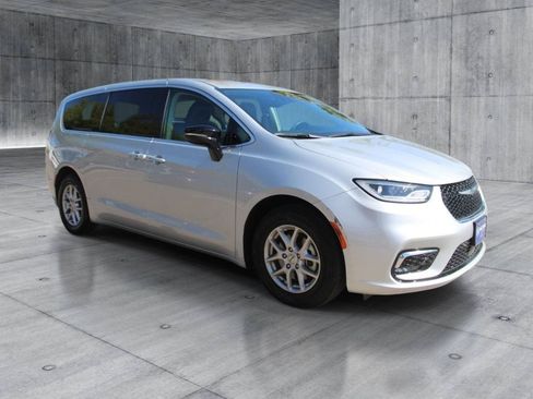 Used 2024 Chrysler Pacifica Touring-L FWD image 10