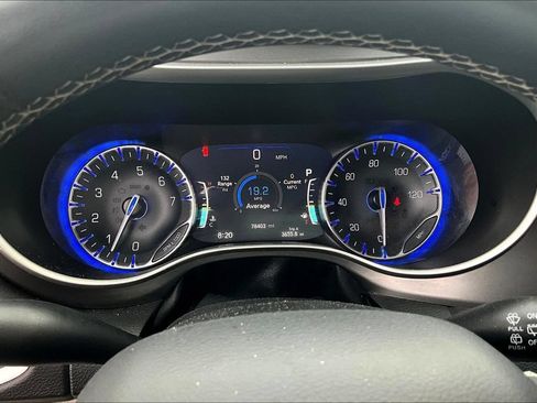 Used 2023 Chrysler Pacifica Touring-L FWD image 13
