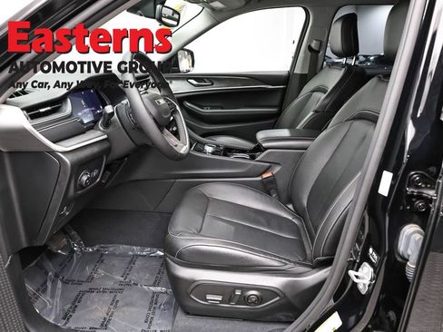 Used 2023 Jeep Grand Cherokee Limited w/ Black Appearance Package AWD/4WD image 14