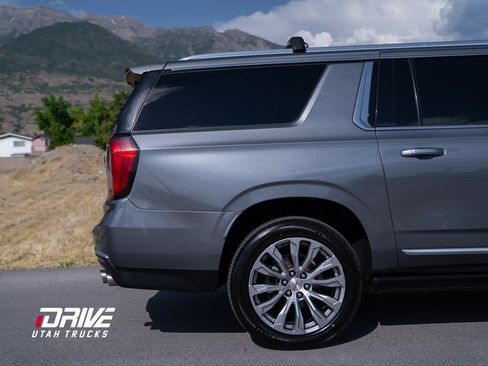 Used 2021 GMC Yukon XL Denali w/ Denali Premium Package image 12