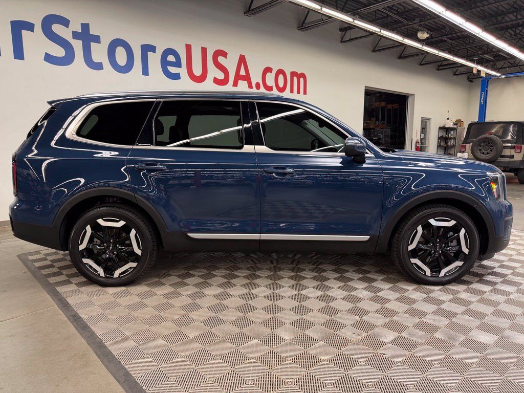 Used 2023 Kia Telluride EX w/ EX Captain's Chair Package AWD/4WD image 8