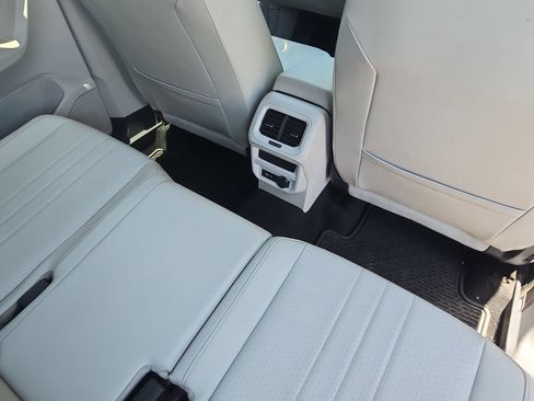 Used 2022 Volkswagen Tiguan SE FWD image 11