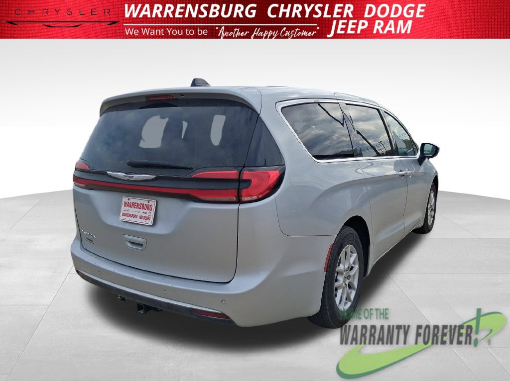 Used 2023 Chrysler Pacifica Touring-L FWD image 4