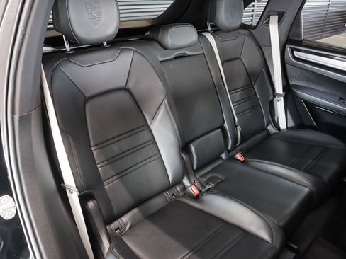 Certified 2022 Porsche Cayenne Platinum Edition image 6