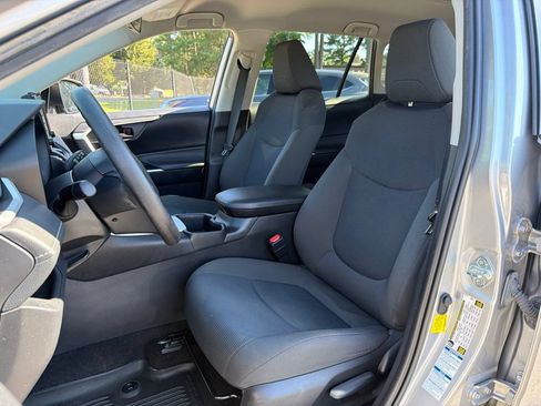 Used 2022 Toyota RAV4 LE AWD/4WD image 18