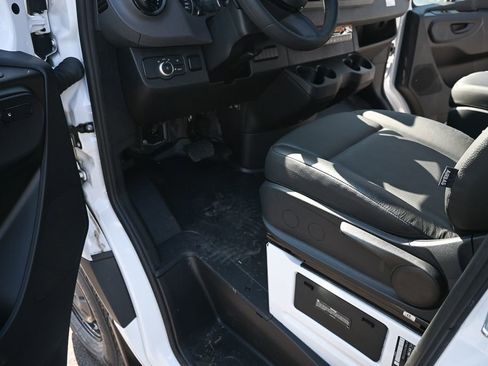 Used 2025 Mercedes-Benz Sprinter 2500 image 7