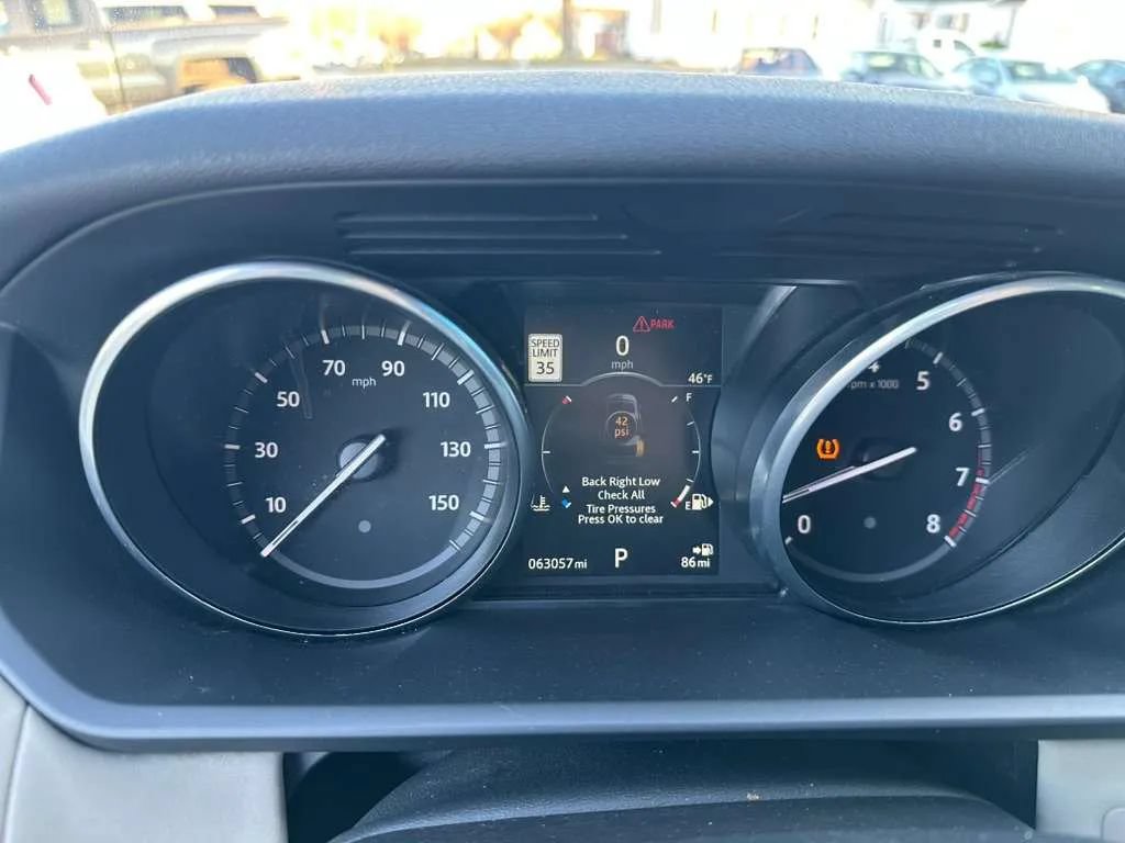 Used 2017 Land Rover Discovery HSE AWD/4WD image 18